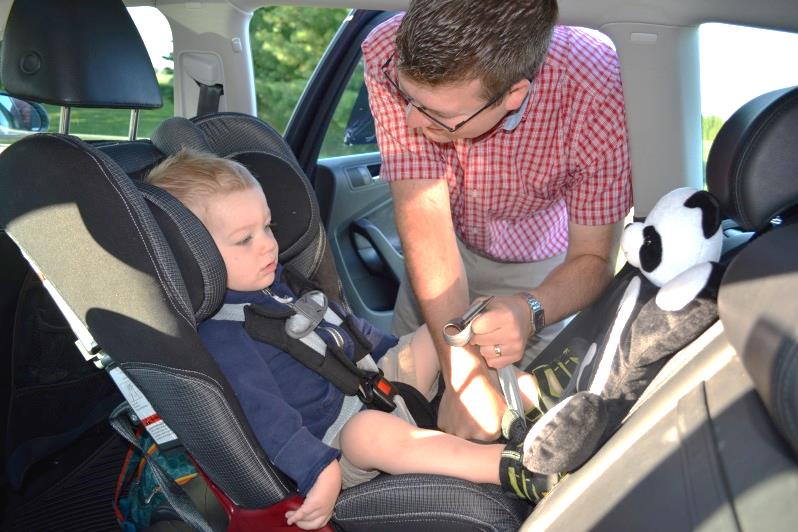 Car seat buckling